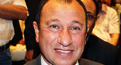 الخطيب يسلم الكرة الذهبية لأفضل لاعب في الدوري الإماراتي